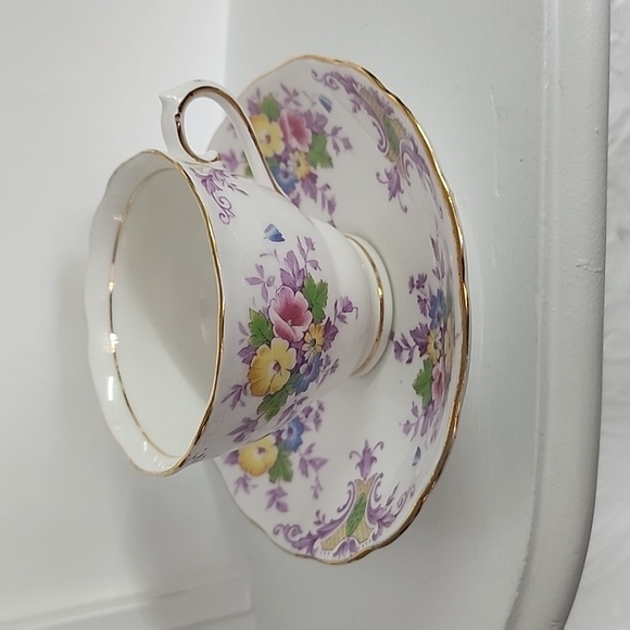 Vintage Colclough Light Purple/ Lavender Floral fine bone china Teacup & saucer - Picture 2 of 5